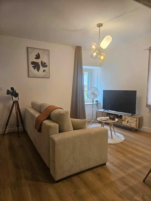 "La Tour", Logement Cosy, Au Calme Vertrieu ภายนอก รูปภาพ